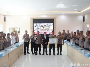 Moncer! Kapolres Pasuruan Terima Penghargaan Presisi Award