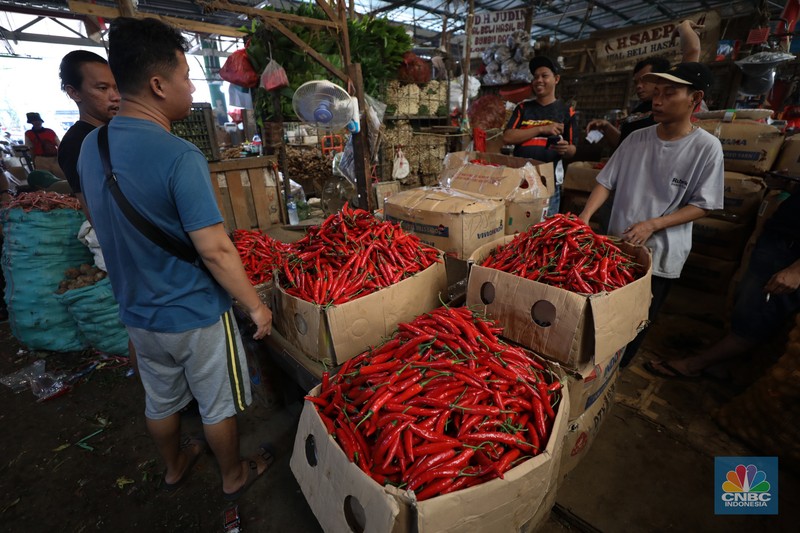 Penjualan cabai rawit merah besar di Pasar Kramat Jati, Jakarta, Selasa (9/7/2024). (CNBC Indonesia/Tri Susilo)