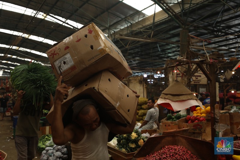 Penjualan cabai rawit merah besar di Pasar Kramat Jati, Jakarta, Selasa (9/7/2024). (CNBC Indonesia/Tri Susilo) Penjualan cabai rawit merah besar di Pasar Kramat Jati, Jakarta, Selasa (9/7/2024). (CNBC Indonesia/Tri Susilo)