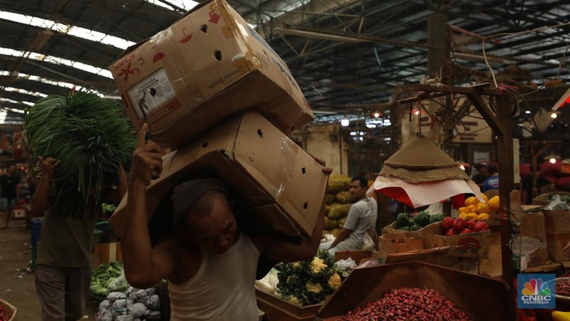 Penjualan cabai rawit merah besar di Pasar Kramat Jati, Jakarta, Selasa (9/7/2024). (CNBC Indonesia/Tri Susilo)