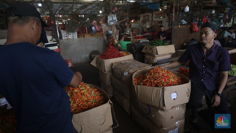 Penjualan cabai rawit merah besar di Pasar Kramat Jati, Jakarta, Selasa (9/7/2024). (CNBC Indonesia/Tri Susilo) Penjualan cabai rawit merah besar di Pasar Kramat Jati, Jakarta, Selasa (9/7/2024). (CNBC Indonesia/Tri Susilo)