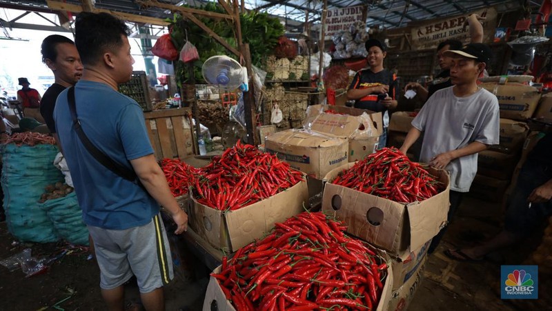 Penjualan cabai rawit merah besar di Pasar Kramat Jati, Jakarta, Selasa (9/7/2024). (CNBC Indonesia/Tri Susilo)