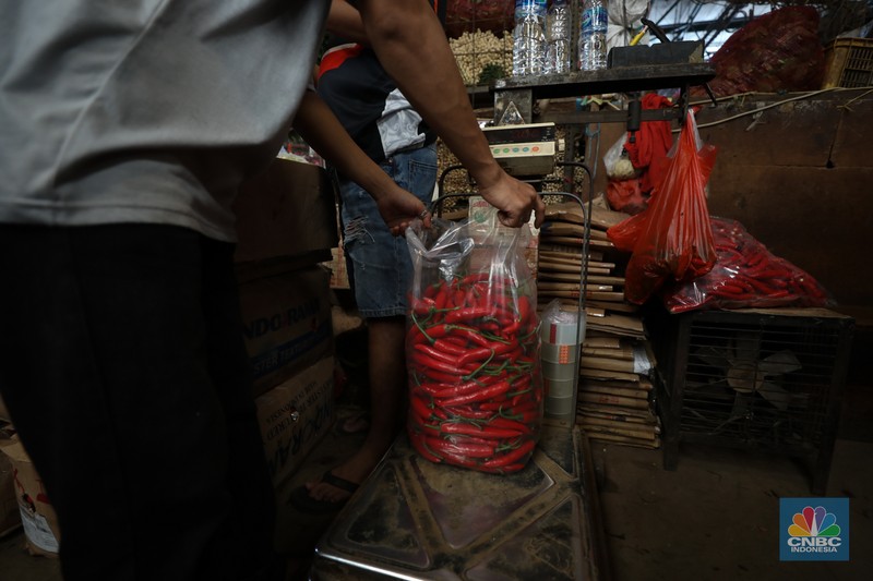 Penjualan cabai rawit merah besar di Pasar Kramat Jati, Jakarta, Selasa (9/7/2024). (CNBC Indonesia/Tri Susilo) Penjualan cabai rawit merah besar di Pasar Kramat Jati, Jakarta, Selasa (9/7/2024). (CNBC Indonesia/Tri Susilo)
