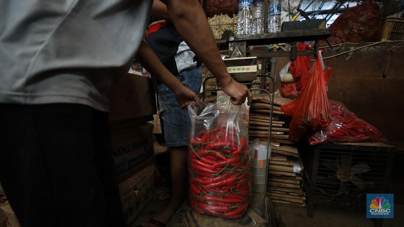 Penjualan cabai rawit merah besar di Pasar Kramat Jati, Jakarta, Selasa (9/7/2024). (CNBC Indonesia/Tri Susilo)