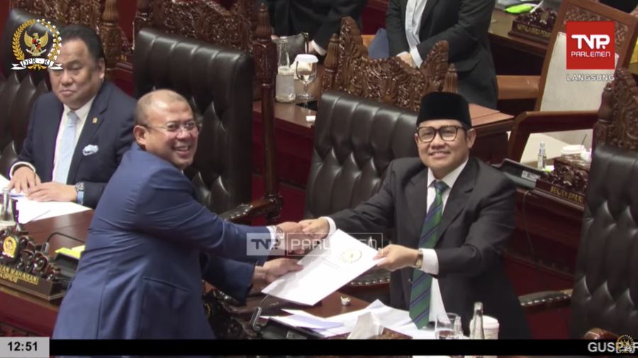 Penyerahan dokumen Laporan Badan Anggaran atas Hasil Pembahasan Pembicaraan Pendahuluan RAPBN Tahun Anggaran 2025 dan RKP Tahun 2025 oleh Wakil Ketua Badan Anggaran DPR RI, Cucun Ahmad Syamsurijal. (Tangkapan Layar Youtube DPR RI)