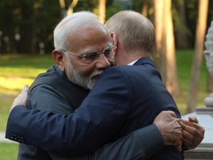 Sambutan Hangat Putin ke PM India Modi, Sopiri hingga Berpelukan