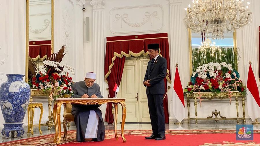 Presiden Joko Widodo (Jokowi) menerima kunjungan Grand Syekh Al - Azhar Imam Akbar Ahmed Al Tayeb di Istana Merdeka, Jakarta, Selasa (9/7/2024). (CNBC Indonesia/Emir Yanwardhana)