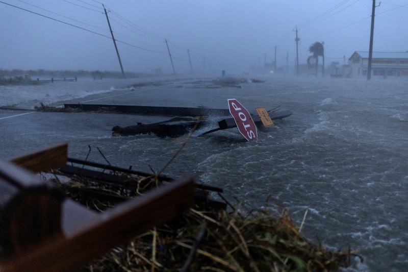 Puing-puing dan air banjir akibat Badai Beryl menutupi jalan utama di Surfside Beach, Texas, AS, 8 Juli 2024. (REUTERS/Adrees Latif)