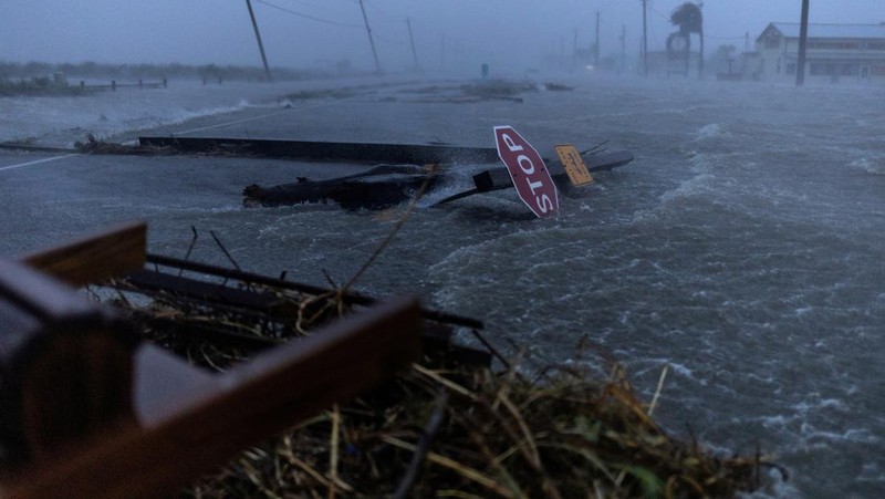 Puing-puing dan air banjir akibat Badai Beryl menutupi jalan utama di Surfside Beach, Texas, AS, 8 Juli 2024. (REUTERS/Adrees Latif)