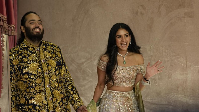 Anant Ambani, son of businessman Mukesh Ambani, poses with his fiance Radhika Merchant on the red carpet during the sangeet ceremony at Jio World Centre, Mumbai, India, July 5, 2024. REUTERS/Francis Mascarenhas