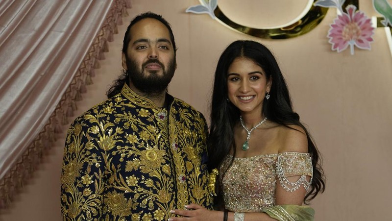 Anant Ambani, son of businessman Mukesh Ambani, poses with his fiance Radhika Merchant on the red carpet during the sangeet ceremony at Jio World Centre, Mumbai, India, July 5, 2024. REUTERS/Francis Mascarenhas