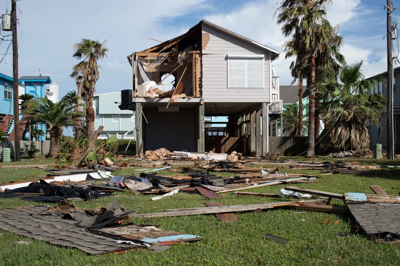 Puing-puing dan air banjir akibat Badai Beryl menutupi jalan utama di Surfside Beach, Texas, AS, 8 Juli 2024. Puing-puing dan air banjir akibat Badai Beryl menutupi jalan utama di Surfside Beach, Texas, AS, 8 Juli 2024. (REUTERS/Adrees Latif)