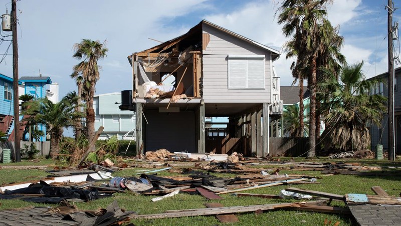 Puing-puing dan air banjir akibat Badai Beryl menutupi jalan utama di Surfside Beach, Texas, AS, 8 Juli 2024. (REUTERS/Adrees Latif)