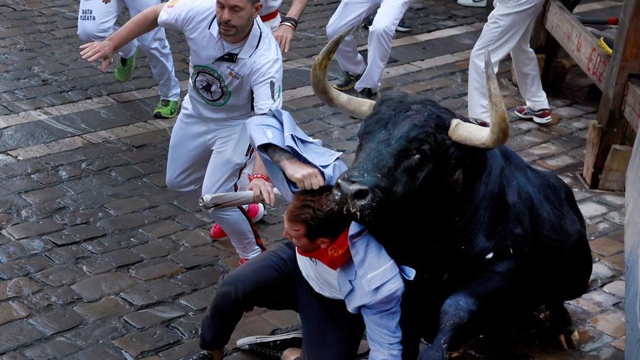 Orang-orang yang bersuka ria bersiap saat seekor sapi liar melompati mereka, di festival San Fermin di Pamplona, ​​Spanyol, 8 Juli 2024. (REUTERS/Susana Vera)