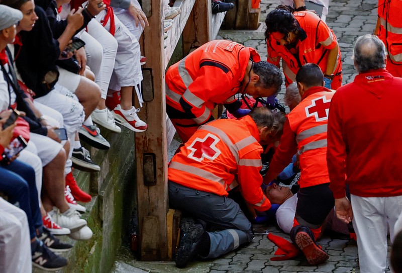 Orang-orang yang bersuka ria bersiap saat seekor sapi liar melompati mereka, di festival San Fermin di Pamplona, ​​Spanyol, 8 Juli 2024. (REUTERS/Susana Vera)