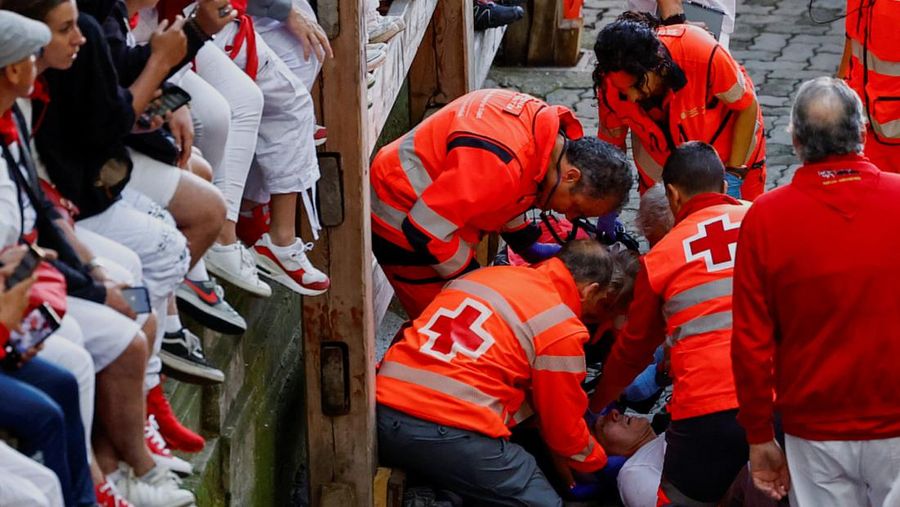 Orang-orang yang bersuka ria bersiap saat seekor sapi liar melompati mereka, di festival San Fermin di Pamplona, ​​Spanyol, 8 Juli 2024. (REUTERS/Susana Vera)