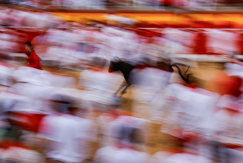 Orang-orang yang bersuka ria bersiap saat seekor sapi liar melompati mereka, di festival San Fermin di Pamplona, Spanyol, 8 Juli 2024. Orang-orang yang bersuka ria bersiap saat seekor sapi liar melompati mereka, di festival San Fermin di Pamplona, Spanyol, 8 Juli 2024. (REUTERS/Susana Vera)