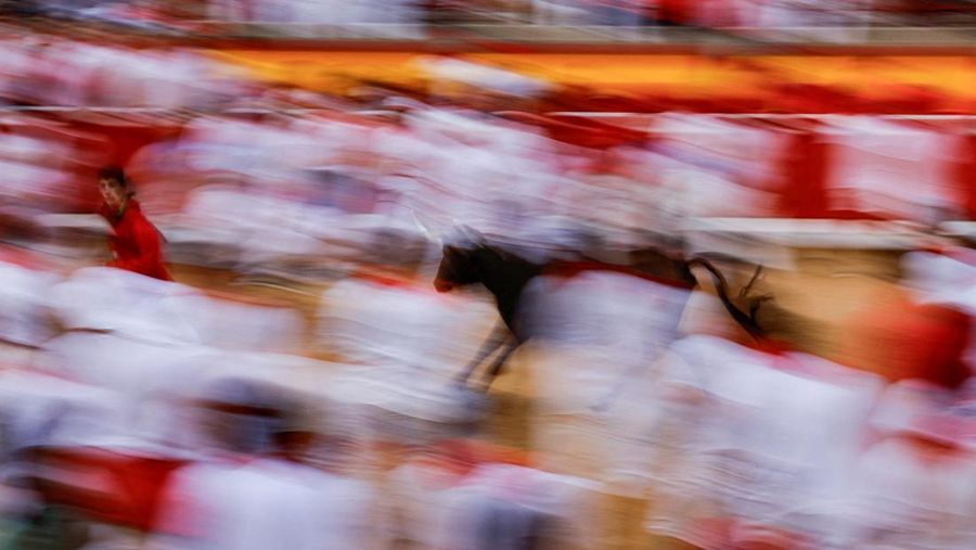 Orang-orang yang bersuka ria bersiap saat seekor sapi liar melompati mereka, di festival San Fermin di Pamplona, ​​Spanyol, 8 Juli 2024. (REUTERS/Susana Vera)