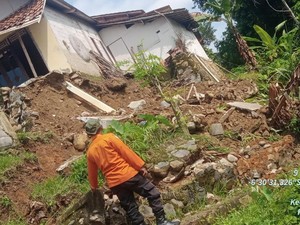 Tebing di Jasinga Bogor Longsor Tutup Irigasi Warga-Bahayakan 12 Rumah