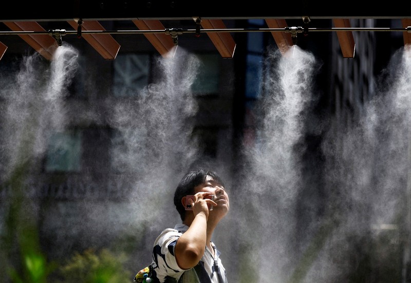 Pengjung saat cuaca panas Taman Kasai Rinkai, Tokyo, Jepang, Selasa (9/7/2024). (AP Photo/Eugene Hoshiko)