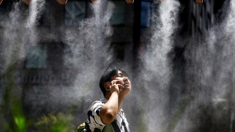 Pengjung saat cuaca panas Taman Kasai Rinkai, Tokyo, Jepang, Selasa (9/7/2024). (AP Photo/Eugene Hoshiko)