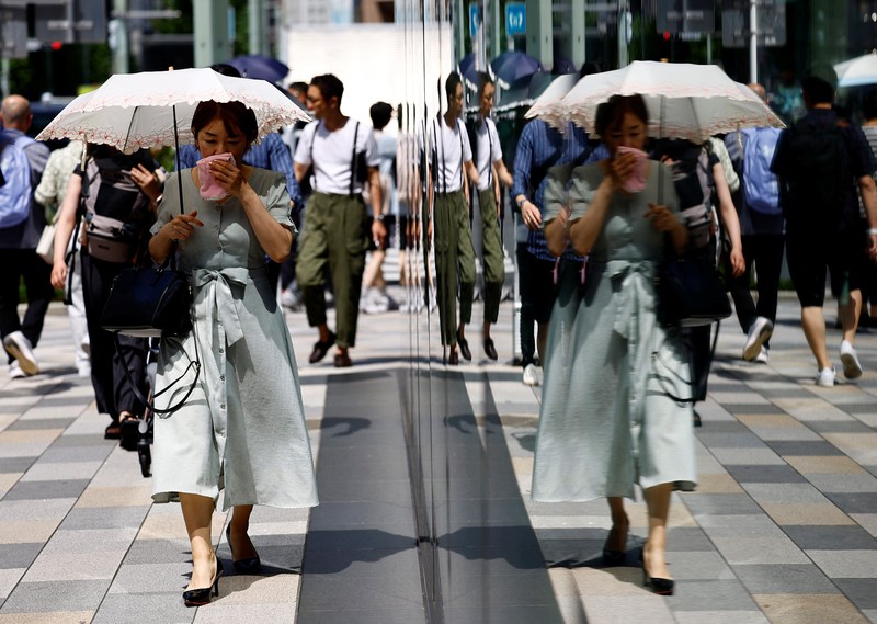 Pengjung saat cuaca panas Taman Kasai Rinkai, Tokyo, Jepang, Selasa (9/7/2024). (AP Photo/Eugene Hoshiko)