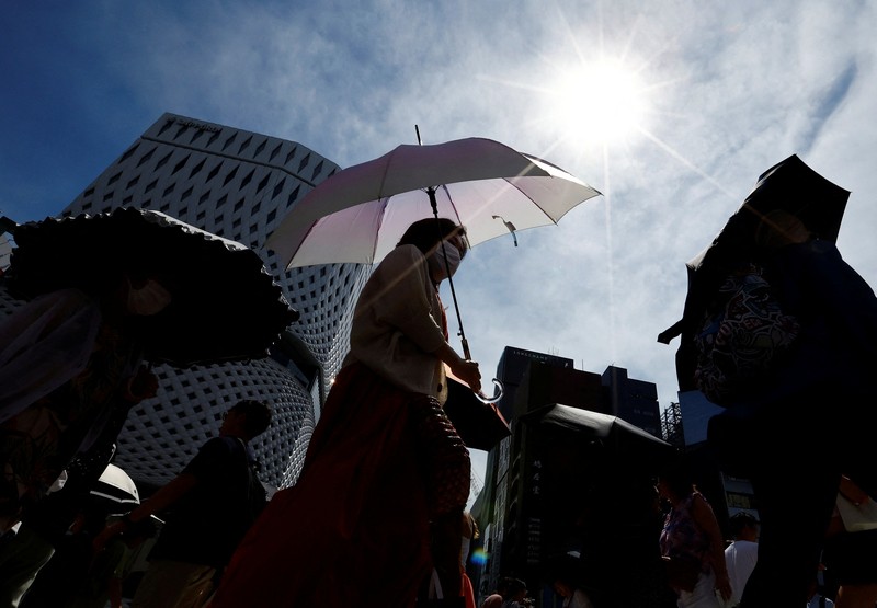 Pengjung saat cuaca panas Taman Kasai Rinkai, Tokyo, Jepang, Selasa (9/7/2024). (AP Photo/Eugene Hoshiko)