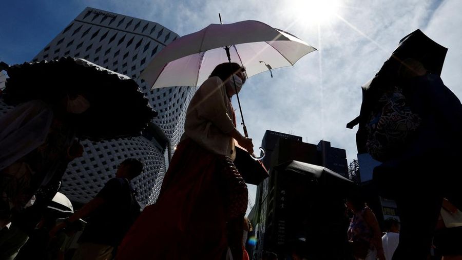Pengjung saat cuaca panas Taman Kasai Rinkai, Tokyo, Jepang, Selasa (9/7/2024). (AP Photo/Eugene Hoshiko)