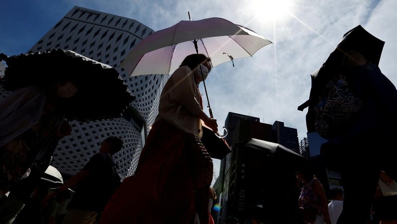 Pengjung saat cuaca panas Taman Kasai Rinkai, Tokyo, Jepang, Selasa (9/7/2024). (AP Photo/Eugene Hoshiko)