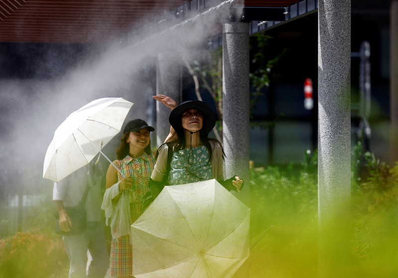 Pengjung saat cuaca panas Taman Kasai Rinkai, Tokyo, Jepang, Selasa (9/7/2024). (AP Photo/Eugene Hoshiko)
