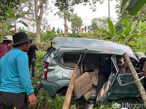 Kondisi Terkini 9 Korban Luka Avanza Terjun ke Jurang di Mojokerto
