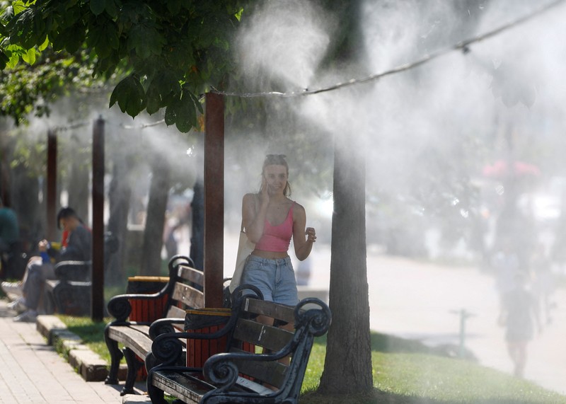 Cuaca panas di di pusat kota Kyiv, Ukraina, Rabu (10/7/2024). (REUTERS/Valentyn Ogirenko)