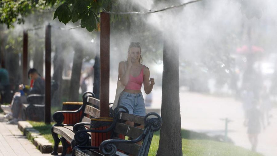 Cuaca panas di di pusat kota Kyiv, Ukraina, Rabu (10/7/2024). (REUTERS/Valentyn Ogirenko)