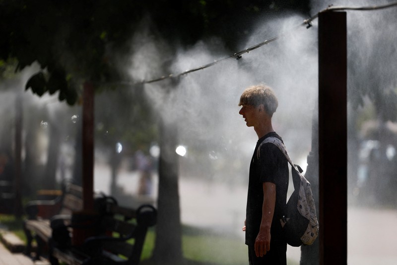 Cuaca panas di di pusat kota Kyiv, Ukraina, Rabu (10/7/2024). (REUTERS/Valentyn Ogirenko)