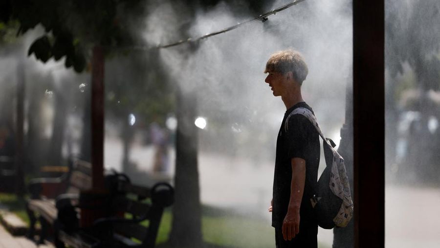 Cuaca panas di di pusat kota Kyiv, Ukraina, Rabu (10/7/2024). (REUTERS/Valentyn Ogirenko)