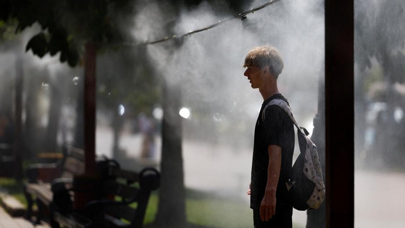 Cuaca panas di di pusat kota Kyiv, Ukraina, Rabu (10/7/2024). (REUTERS/Valentyn Ogirenko)