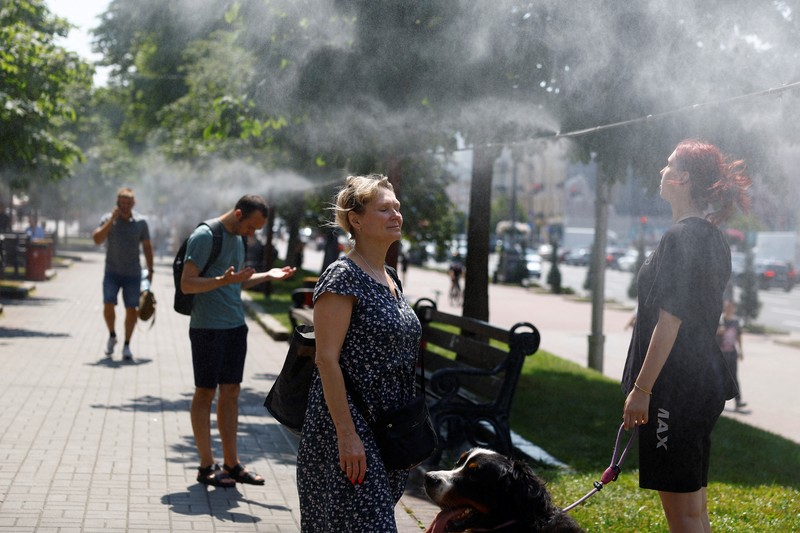 Cuaca panas di di pusat kota Kyiv, Ukraina, Rabu (10/7/2024). (REUTERS/Valentyn Ogirenko)