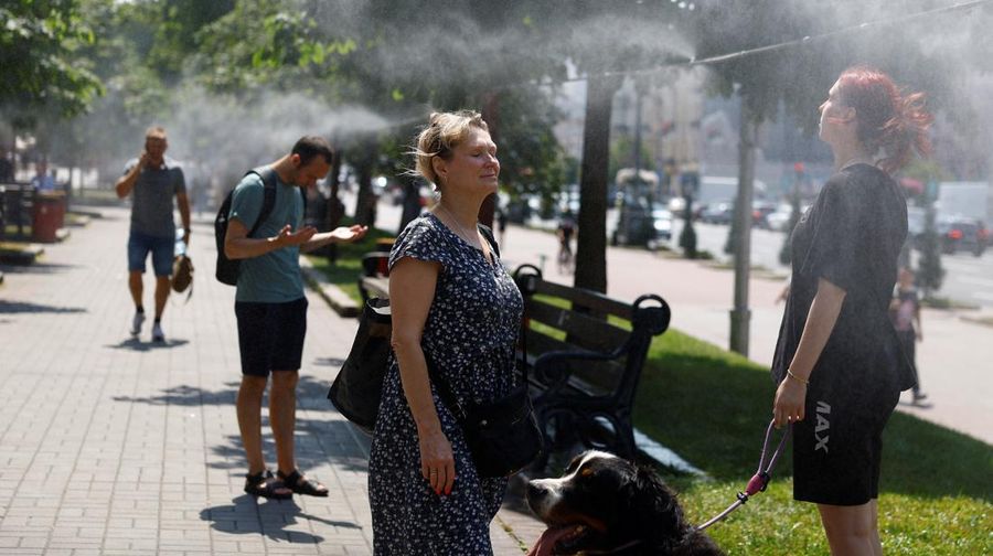 Cuaca panas di di pusat kota Kyiv, Ukraina, Rabu (10/7/2024). (REUTERS/Valentyn Ogirenko)