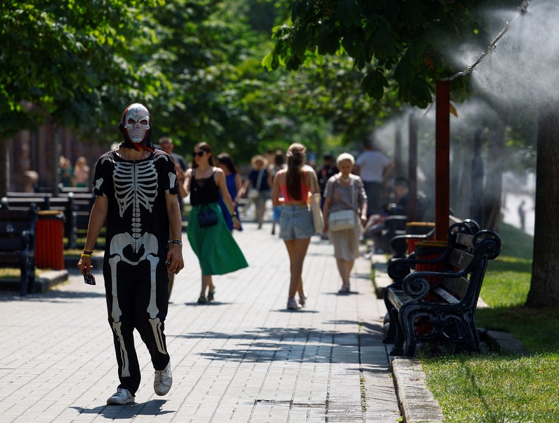 Cuaca panas di di pusat kota Kyiv, Ukraina, Rabu (10/7/2024). (REUTERS/Valentyn Ogirenko)