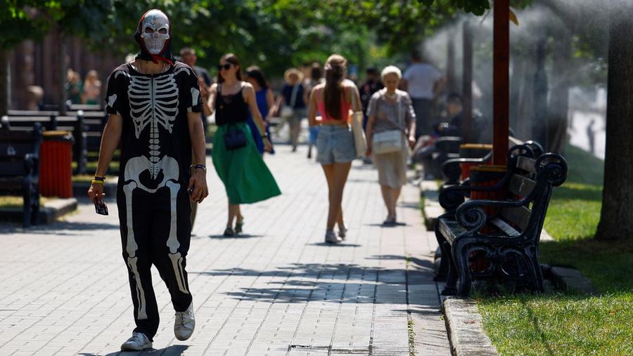Cuaca panas di di pusat kota Kyiv, Ukraina, Rabu (10/7/2024). (REUTERS/Valentyn Ogirenko)