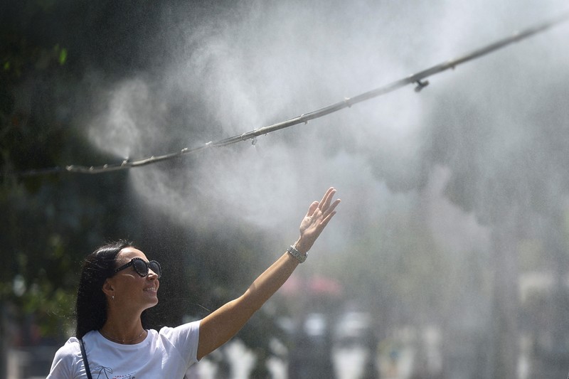 Cuaca panas di di pusat kota Kyiv, Ukraina, Rabu (10/7/2024). (REUTERS/Valentyn Ogirenko)