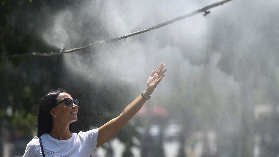 Cuaca panas di di pusat kota Kyiv, Ukraina, Rabu (10/7/2024). (REUTERS/Valentyn Ogirenko)