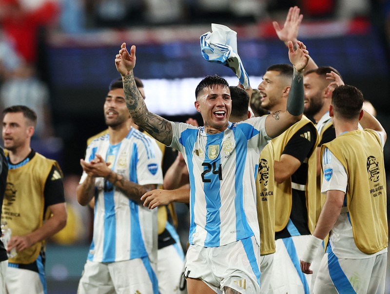 Enzo Fernandez dari Argentina melakukan selebrasi usai pertandingan bersama rekan satu timnya. (REUTERS/Agustin Marcarian)