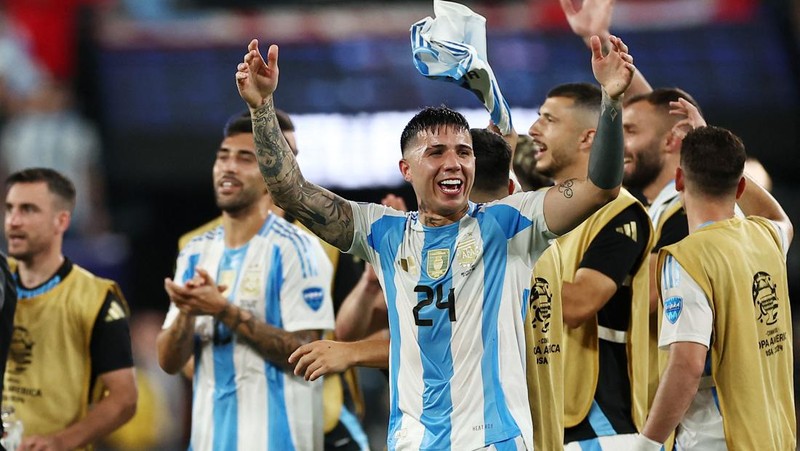 Enzo Fernandez dari Argentina melakukan selebrasi usai pertandingan bersama rekan satu timnya. (REUTERS/Agustin Marcarian)