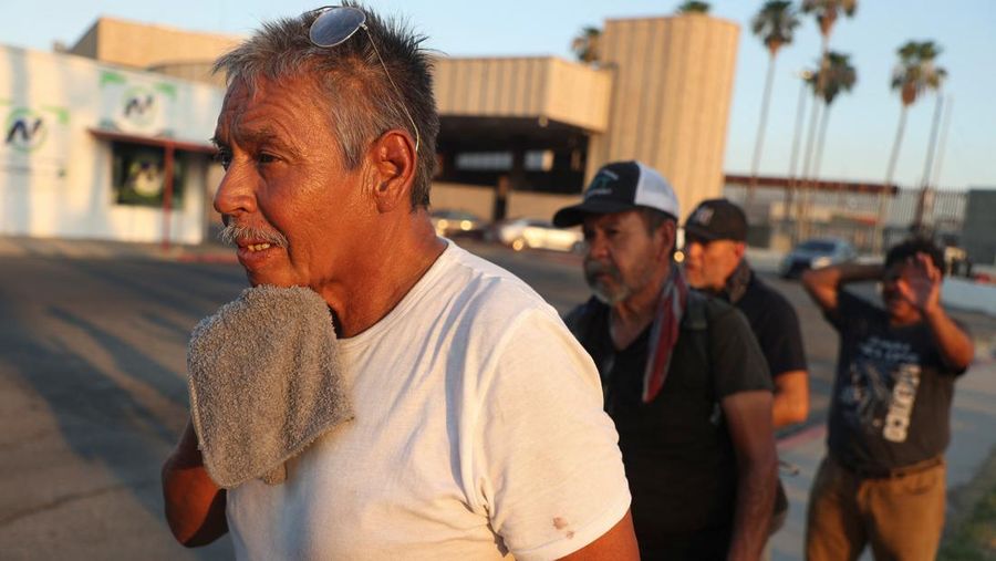 Fernando Toledo menyeka wajahnya dengan handuk dingin saat cuaca sangat panas di Calexico, California, AS, 7 Juli 2024. (REUTERS/Zoe Meyers)
