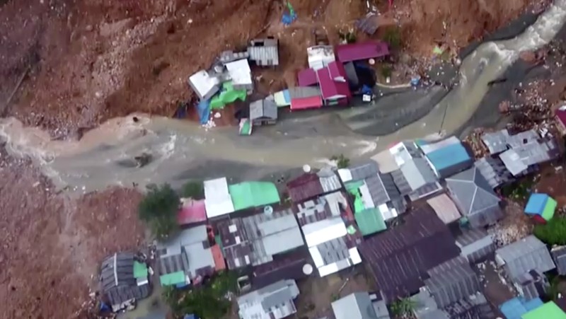 Tim penyelamat mencari korban di lokasi longsor di Suwawa, Pulau Sulawesi, Indonesia, Rabu (10/7/2024). (BASARNAS via AP)