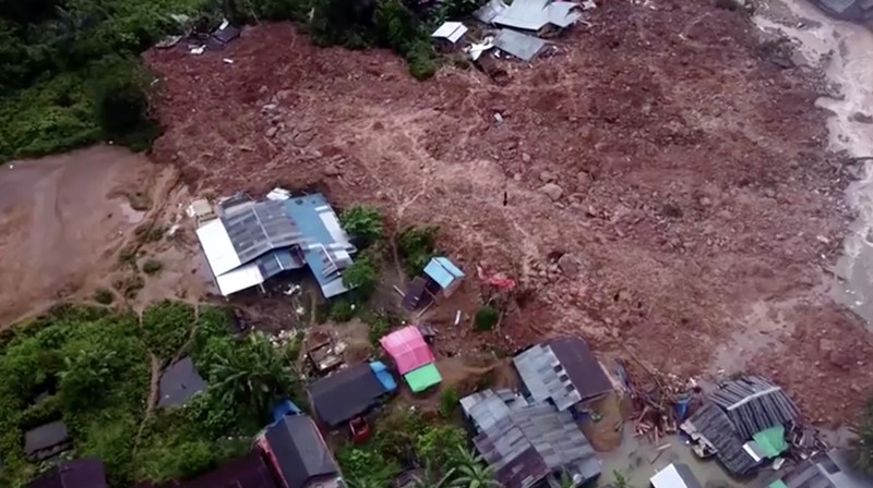 Tim penyelamat mencari korban di lokasi longsor di Suwawa, Pulau Sulawesi, Indonesia, Rabu (10/7/2024). (BASARNAS via AP) Tim penyelamat mencari korban di lokasi longsor di Suwawa, Pulau Sulawesi, Indonesia, Rabu (10/7/2024). (BASARNAS via AP)