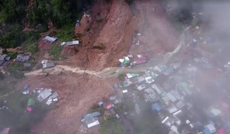 Tim penyelamat mencari korban di lokasi longsor di Suwawa, Pulau Sulawesi, Indonesia, Rabu (10/7/2024). (BASARNAS via AP)