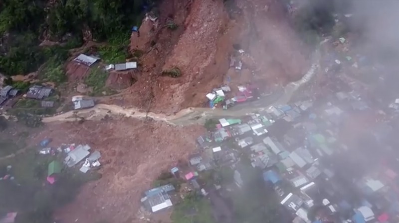 Tim penyelamat mencari korban di lokasi longsor di Suwawa, Pulau Sulawesi, Indonesia, Rabu (10/7/2024). (BASARNAS via AP)