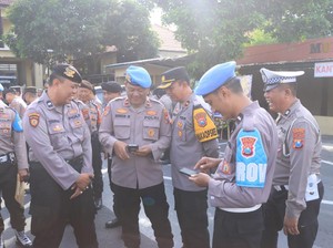 Antisipasi Judol hingga Pinjol, Polres Blitar Kota Sidak HP Anggota